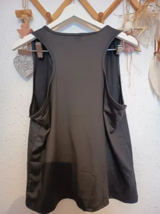 Camiseta negra con estampado abstracto