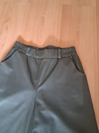 Pantalón efecto piel verde