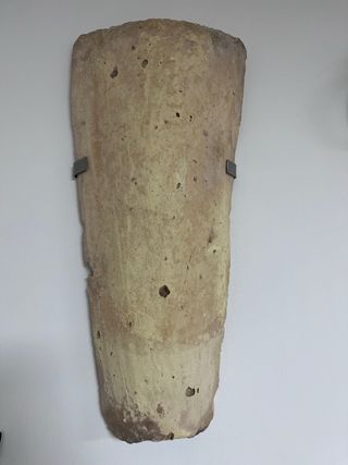 Pareja tejas antiguas con soporte pared