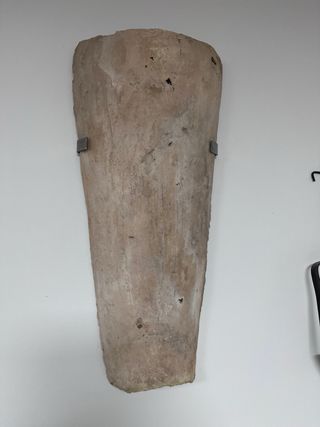 Pareja tejas antiguas con soporte pared