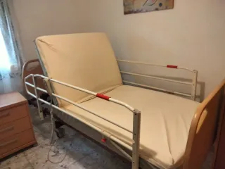 Cama hospitalaria eléctrica articulada