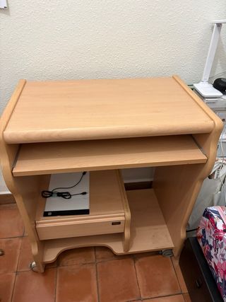 Scrivania in legno con cassetto e ruote