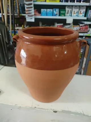 Tinaja de barro artesanal
