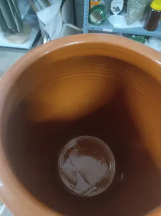 Tinaja de barro artesanal
