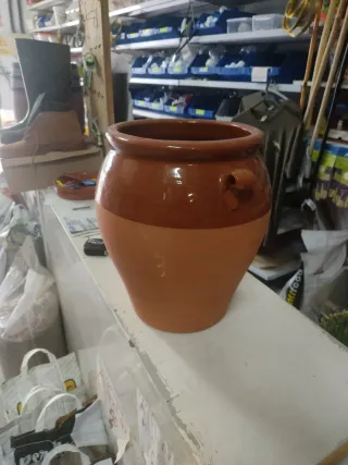 Tinaja de barro artesanal