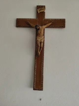 Crucifijo antiguo de madera