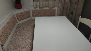 Rincón cocina: mesa, bancos, sillas,tapizado nuevo