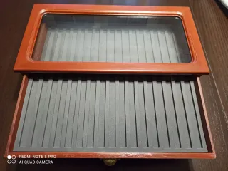 Expositor madera y cristal 51 plumas