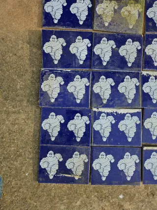 Lote 21 Baldosas Michelin despegadas