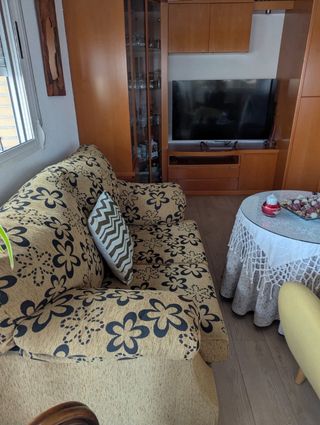 Sofá de 2 plazas tela floral.