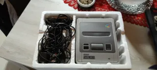 Super Nintendo con scatola e accessori