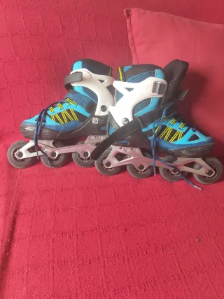Patines en línea azules y blancos