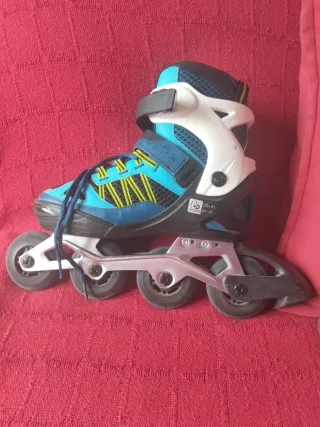 Patines en línea azules y blancos