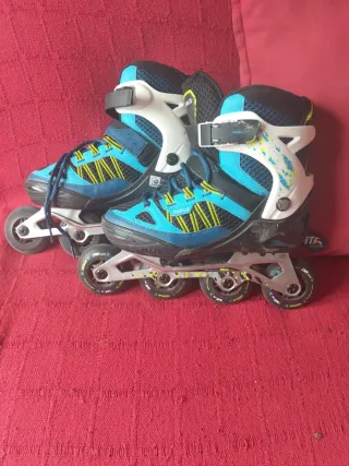 Patines en línea azules y blancos