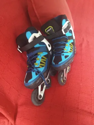 Patines en línea azules y blancos