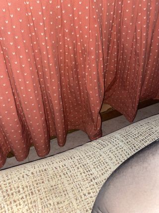 Caja de conejo naranja y blanco