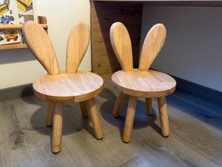 Silla infantil de madera con orejas.