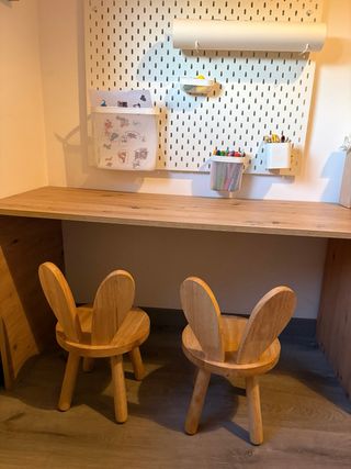 Silla infantil de madera con orejas.