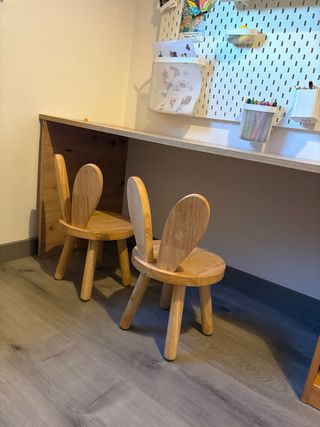 Silla infantil de madera con orejas.