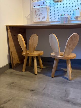 Silla infantil de madera con orejas.