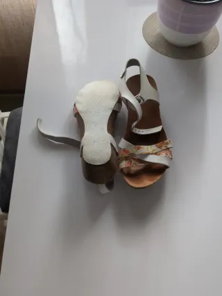 Sandalias de verano multicolor y blancas