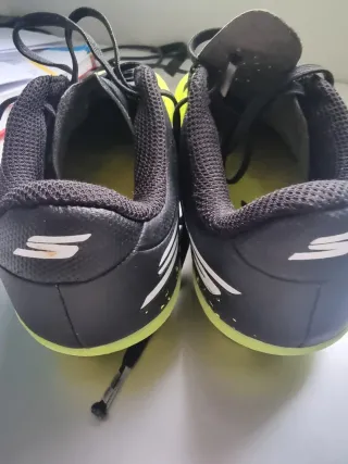 Zapatillas fútbol Skechers niño Talla 33.
