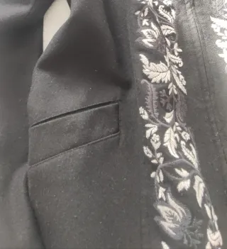 Abrigo negro mujer bordado