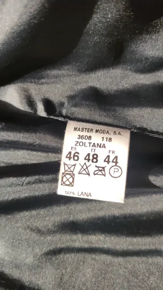 Abrigo negro mujer bordado