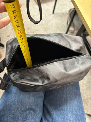 Neceser gris con estampado de camuflaje