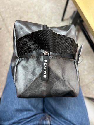 Neceser gris con estampado de camuflaje