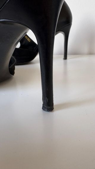 Tacones Charles & Keith Negros