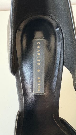 Tacones Charles & Keith Negros