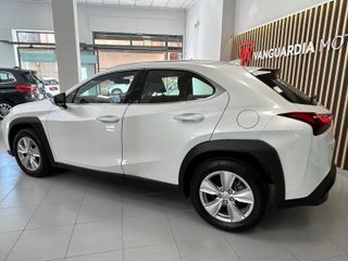 Lexus UX 2.0 250h Business 4WD