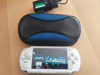 PSP Fat + 30 juegos + cargador bateria +funda