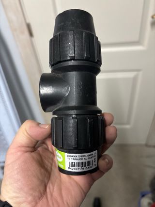 T de derivación con rosca hembra.