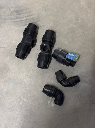 T de derivación con rosca hembra.