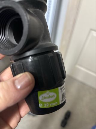 T de derivación con rosca hembra.