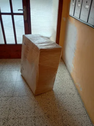 Silla de oficina negra, sin sacar de la caja.