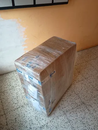 Silla de oficina negra, sin sacar de la caja.