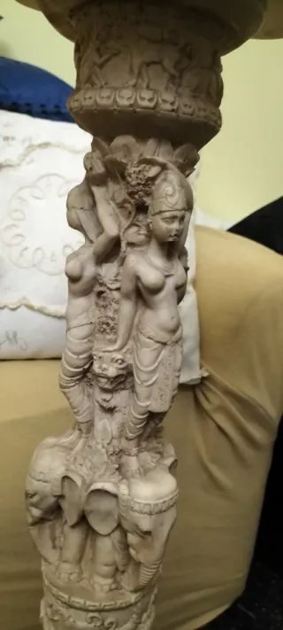 Statua stile orientale con colonna