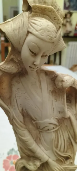 Statua stile orientale con colonna