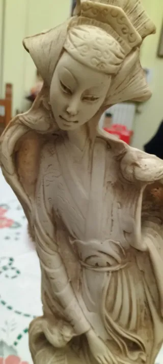 Statua stile orientale con colonna