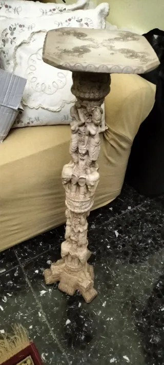 Statua stile orientale con colonna