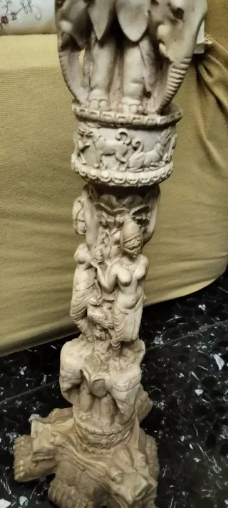 Statua stile orientale con colonna