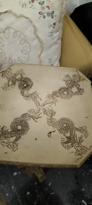 Statua stile orientale con colonna