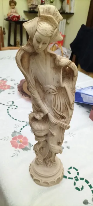 Statua stile orientale con colonna