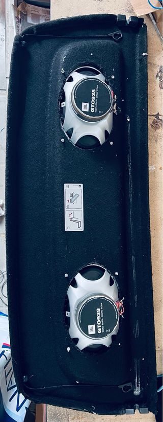 Bandeja Opel Corsa D con altavoces JBL de 300 w