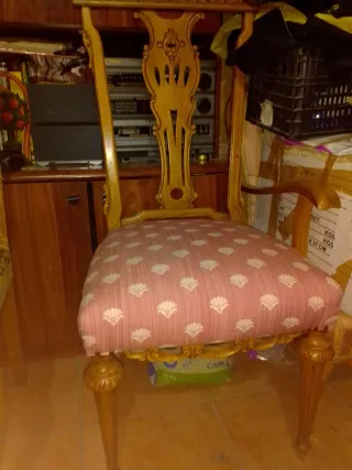 Silla antigua tallada