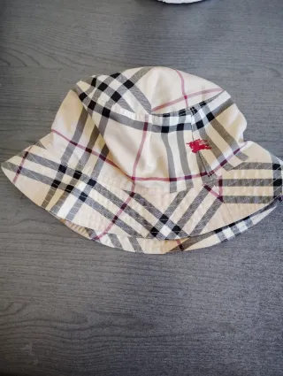 Gorra Burberry Beige y Roja