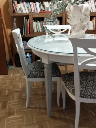 Mesa redonda neoclásica con 4 sillas